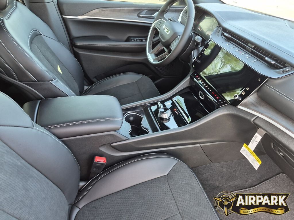 New 2026 Diamond Black Crystal Pearlcoat Jeep Laredo image 24