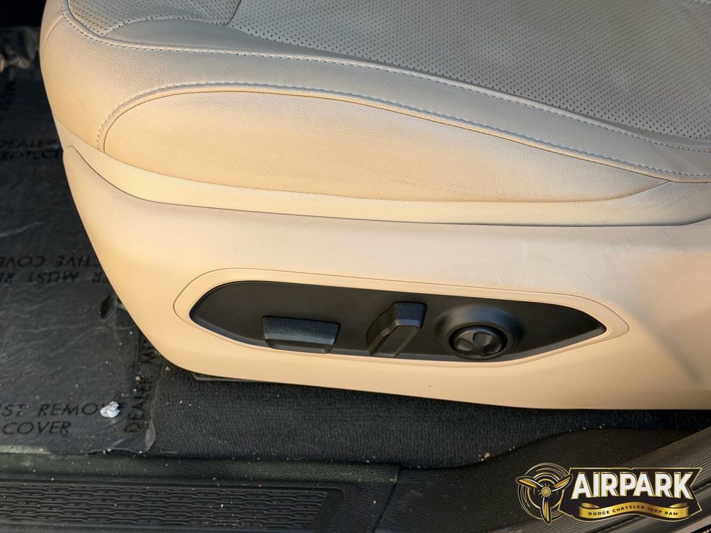 New 2023 Diamond Black Crystal Pearlcoat Jeep Base image 13