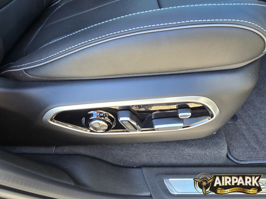 New 2025 Diamond Black Crystal Pearlcoat Jeep Overland image 14