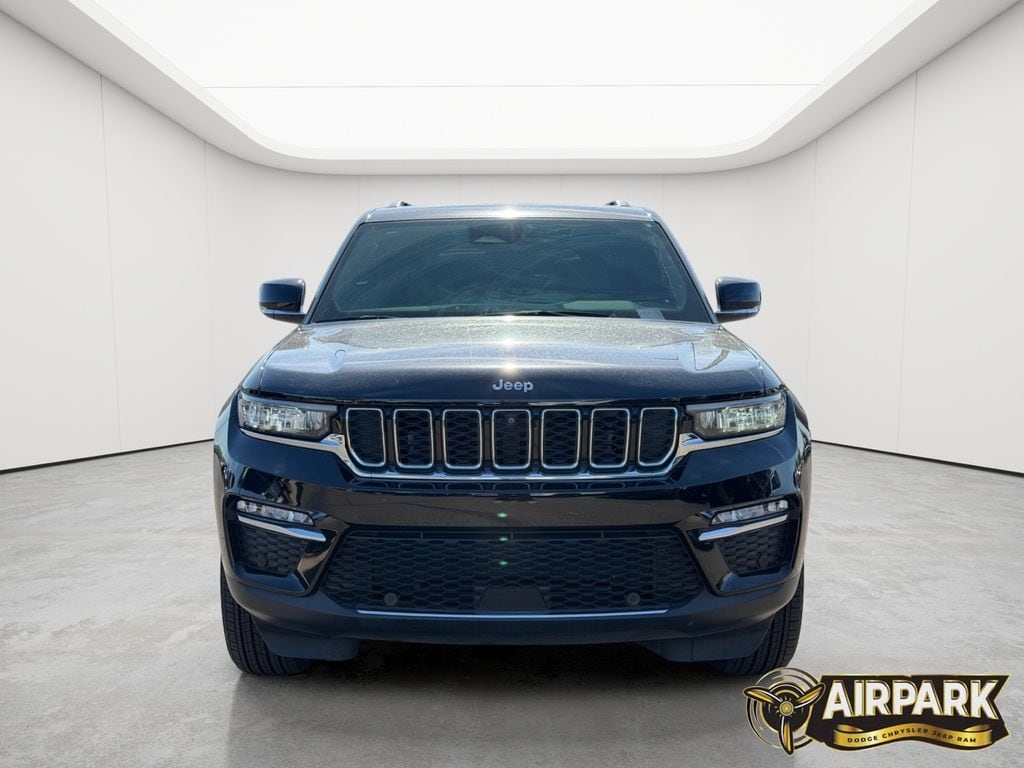 New 2023 Diamond Black Crystal Pearlcoat Jeep Base image 9