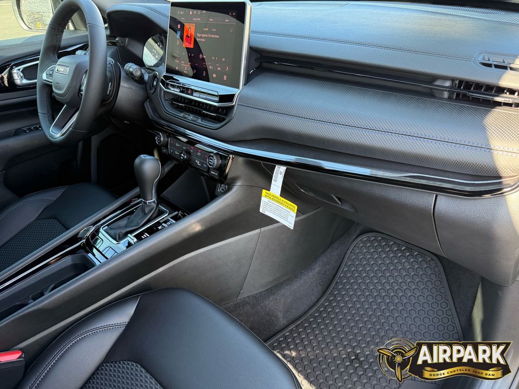 New 2026 Diamond Black Crystal Pearlcoat Jeep Latitude image 26