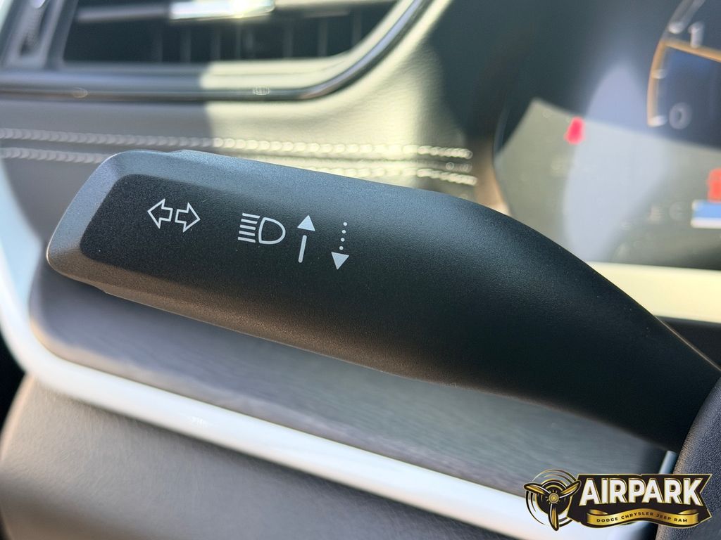 New 2026 Diamond Black Crystal Pearlcoat Jeep Limited image 29
