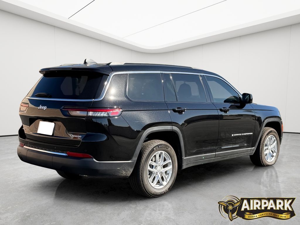 New 2025 Diamond Black Crystal Pearlcoat Jeep Laredo image 4