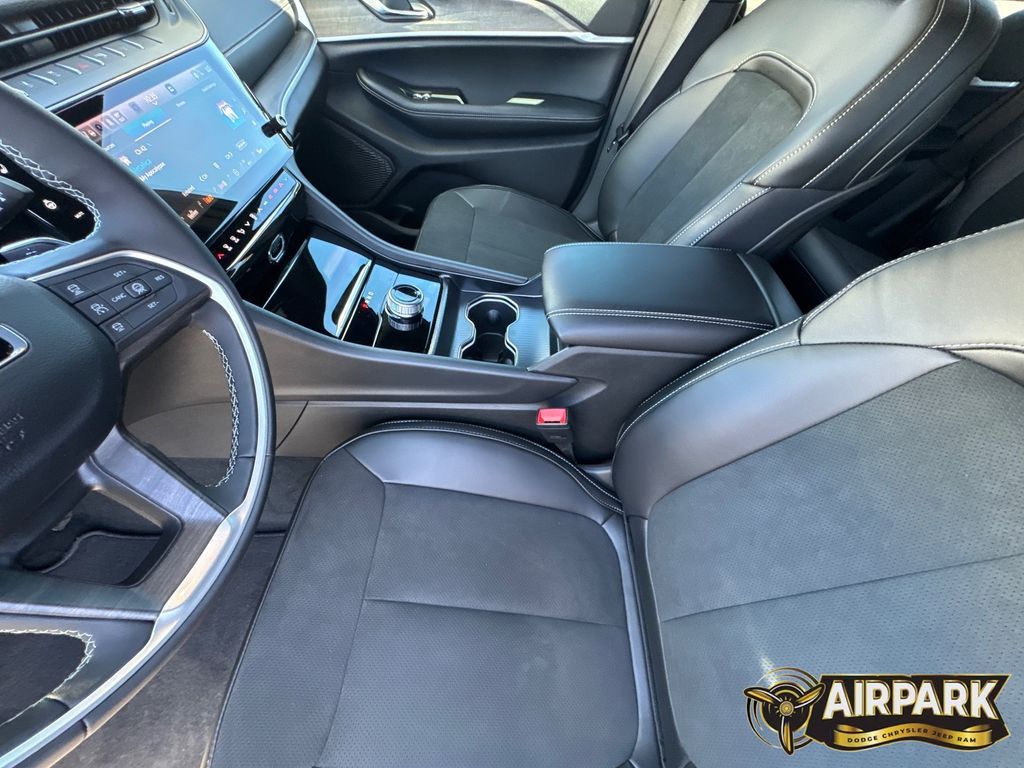 New 2026 Diamond Black Crystal Pearlcoat Jeep Laredo image 18