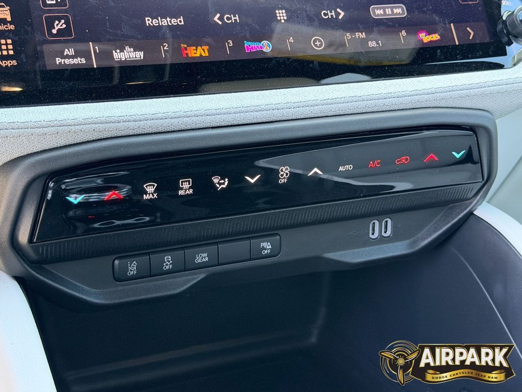 New 2026 Diamond Black Crystal Pearlcoat Jeep Laredo/Limited image 27
