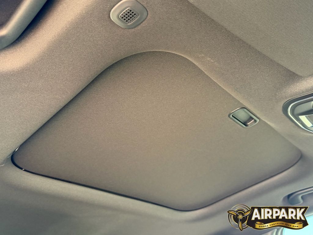 New 2025 Diamond Black Crystal Pearlcoat Jeep Laredo image 11