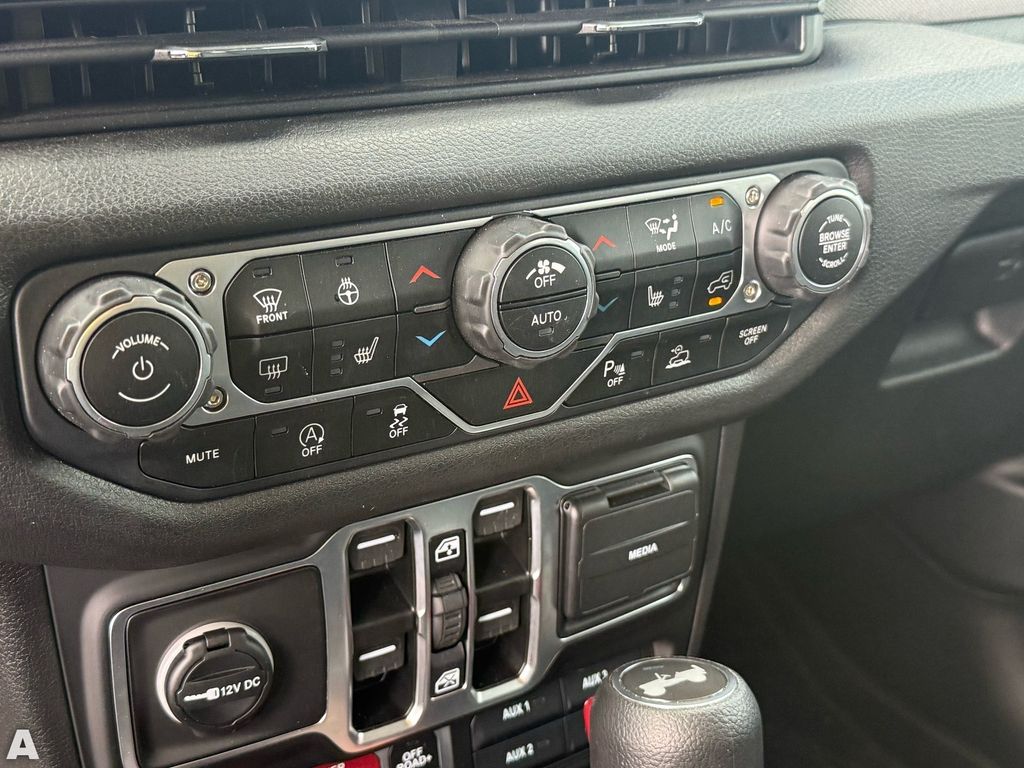 Used 2025 Granite Crystal Metallic Clearcoat Jeep Willys image 22