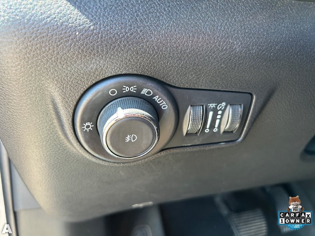 Used 2022 Billet Silver Metallic Clearcoat Jeep Latitude Lux image 28