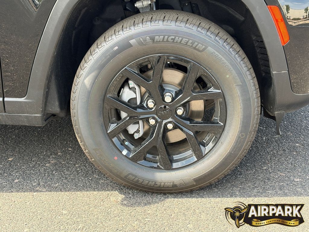 New 2026 Diamond Black Crystal Pearlcoat Jeep Laredo image 10