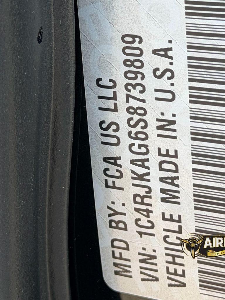 New 2025 Diamond Black Crystal Pearlcoat Jeep Laredo image 26