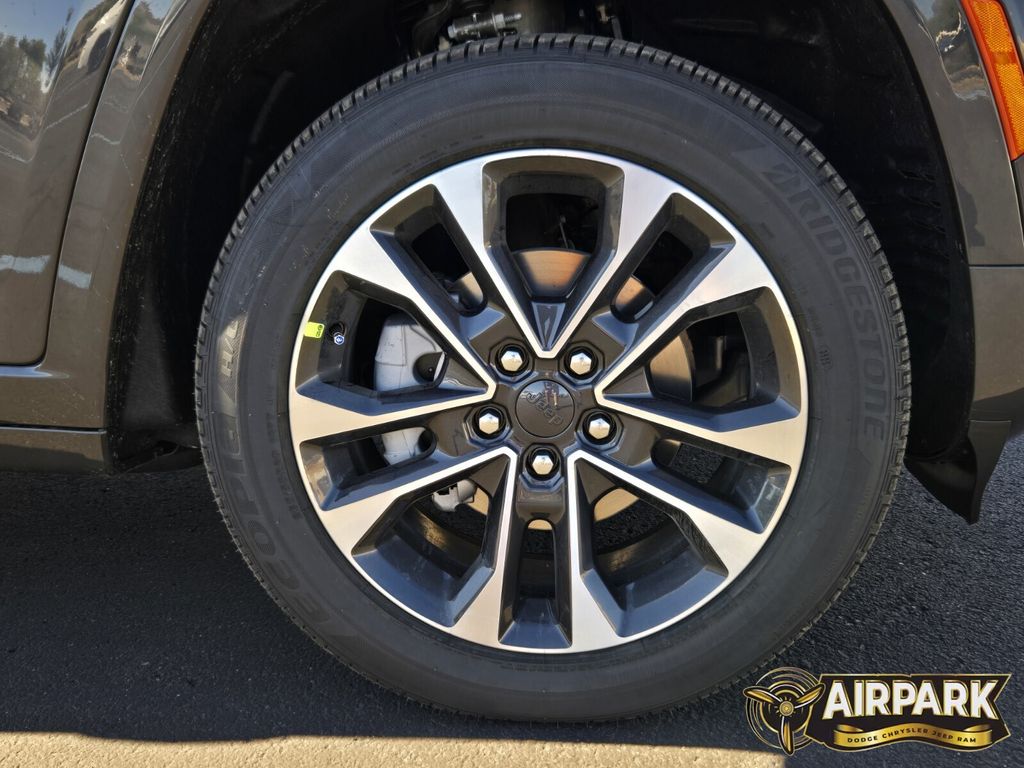 New 2025 Baltic Gray Jeep Overland image 10