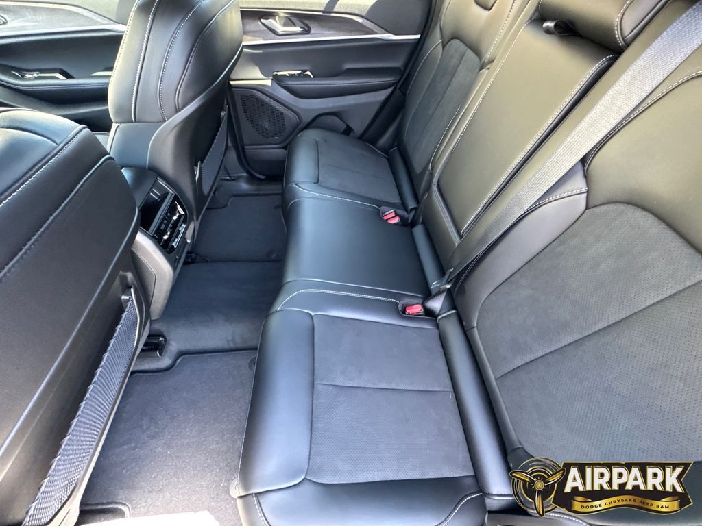 New 2026 Diamond Black Crystal Pearlcoat Jeep Laredo image 16