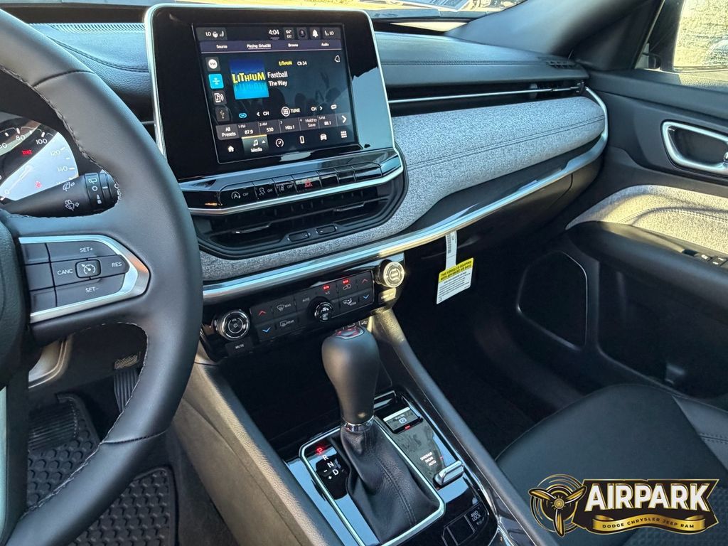 New 2026 Diamond Black Crystal Pearlcoat Jeep Latitude image 21