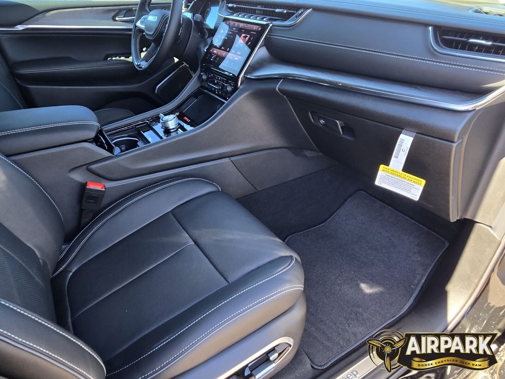 New 2025 Diamond Black Crystal Pearlcoat Jeep Overland image 13