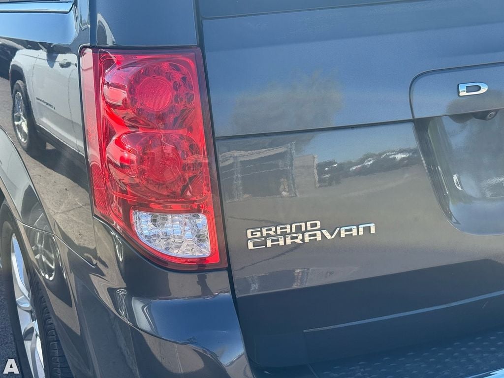 Used 2019 Granite Crystal Metallic Clearcoat Dodge SXT image 9