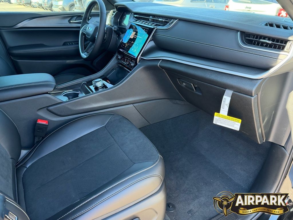 New 2025 Diamond Black Crystal Pearlcoat Jeep Laredo image 13