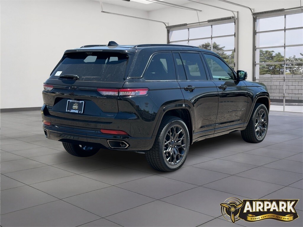 2025 Jeep Grand Cherokee Summit photo 3