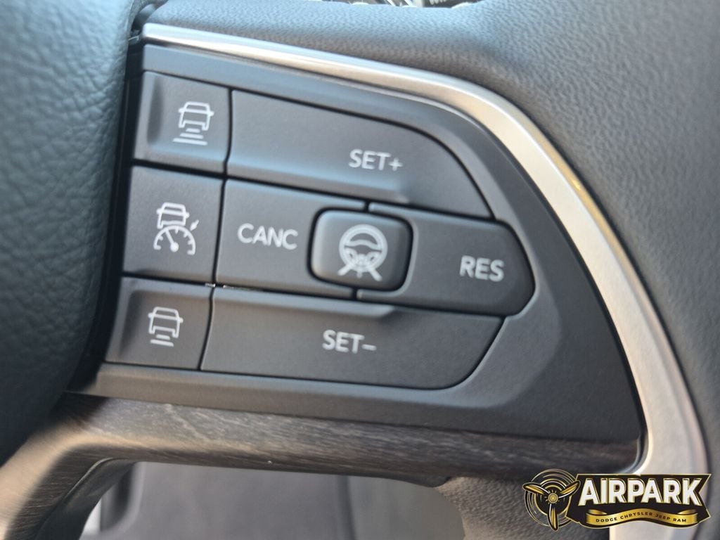 New 2026 Diamond Black Crystal Pearlcoat Jeep Laredo image 16
