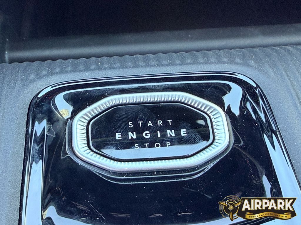 New 2026 Diamond Black Crystal Pearlcoat Jeep Laredo/Limited image 30