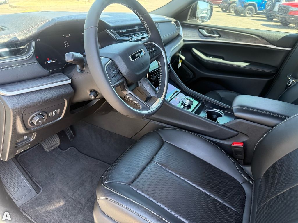 Used 2025 Silver Zynith Jeep Limited image 11