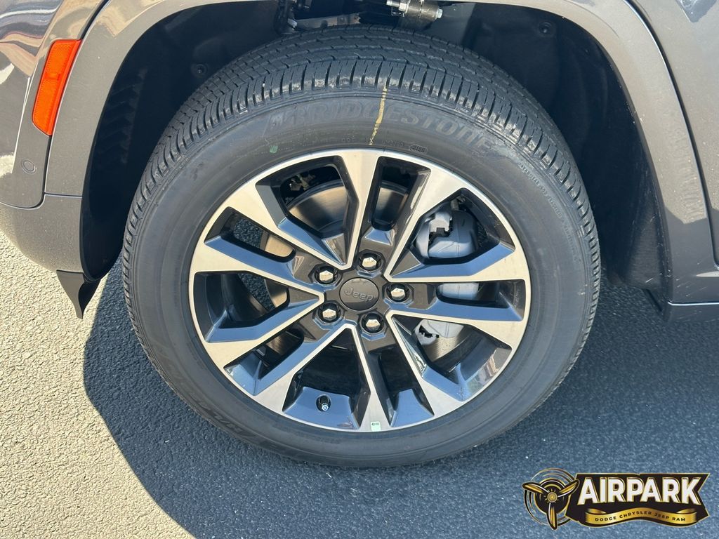 New 2025 Baltic Gray Jeep Overland image 8