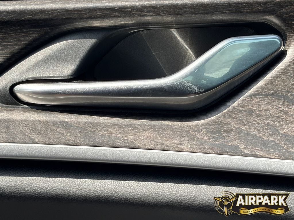 New 2026 Diamond Black Crystal Pearlcoat Jeep Laredo image 18
