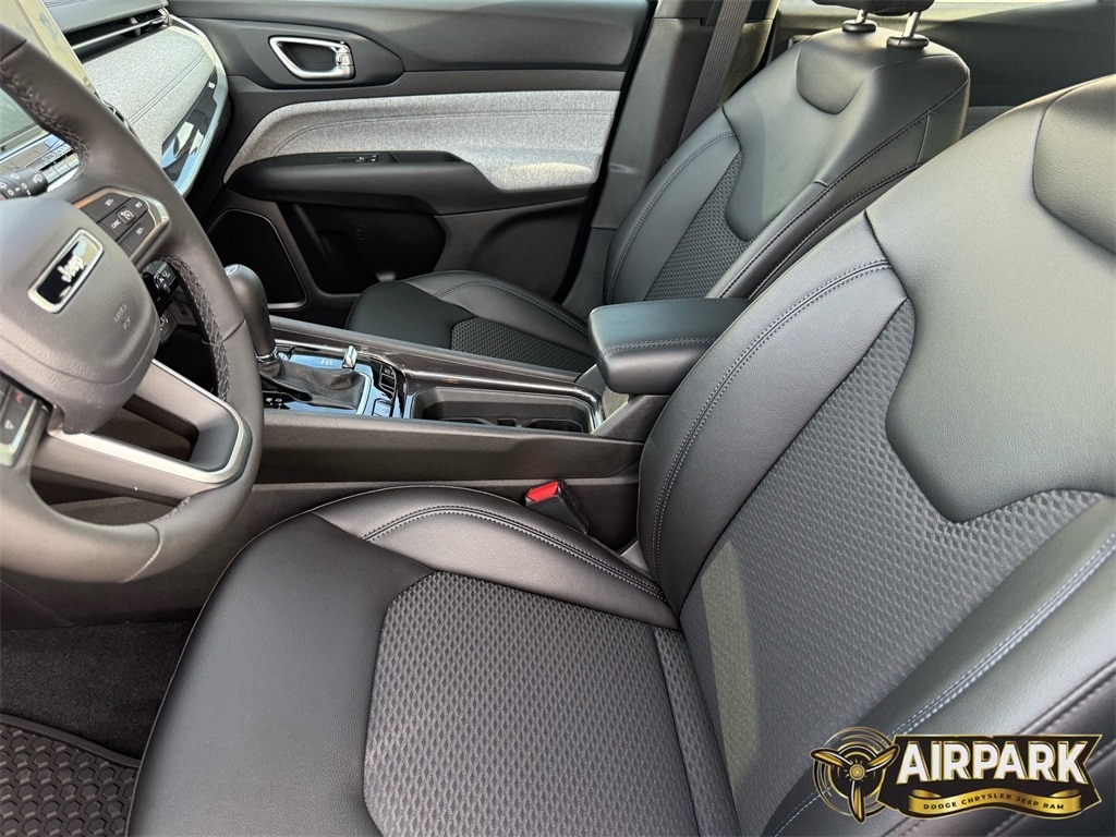 New 2026 Diamond Black Crystal Pearlcoat Jeep Latitude image 12