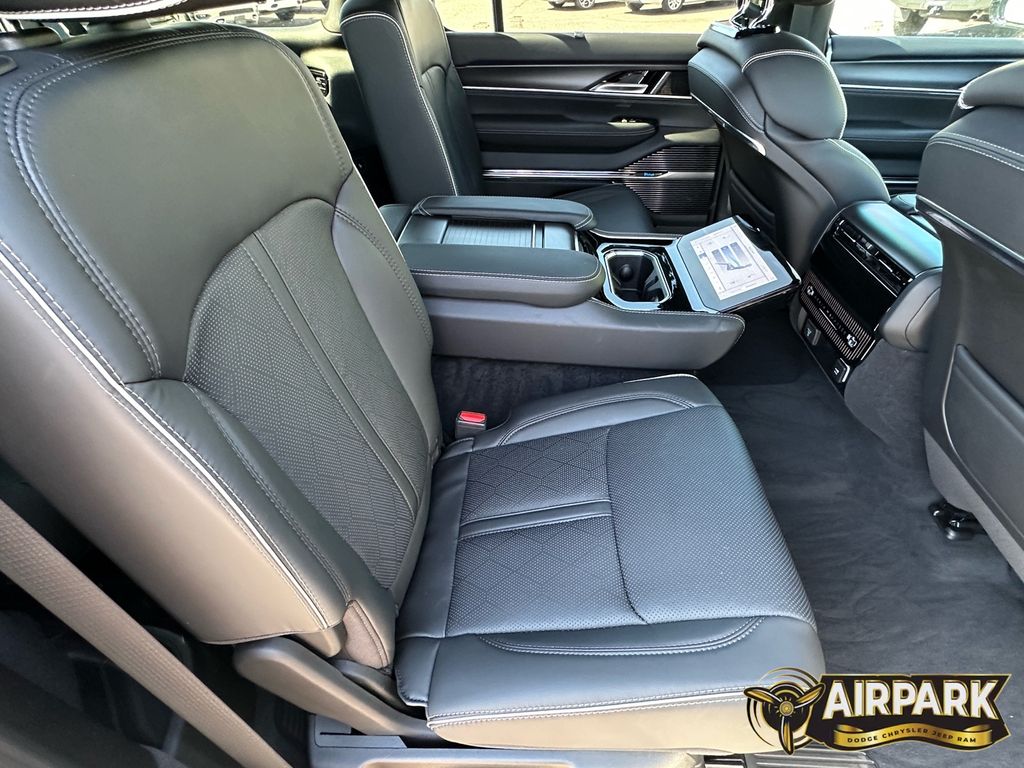 New 2024 Diamond Black Crystal Pearlcoat Jeep Series II image 13