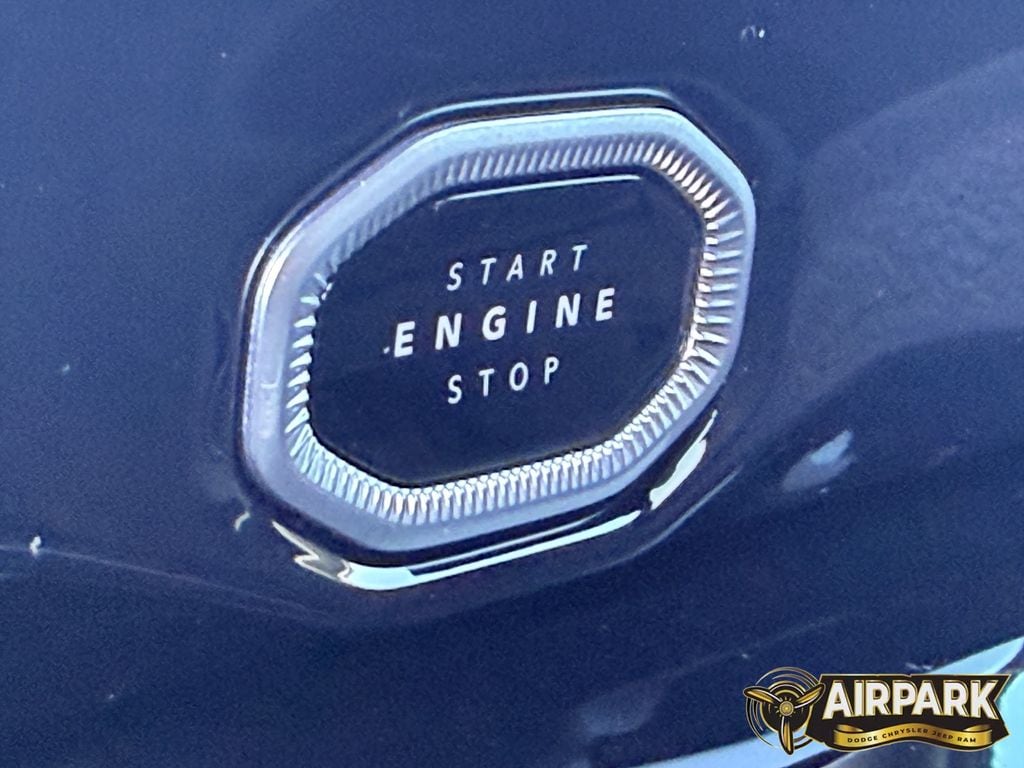 New 2026 Diamond Black Crystal Pearlcoat Jeep Limited image 31