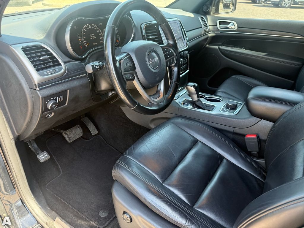 Used 2020 Diamond Black Crystal Pearlcoat Jeep Limited image 11