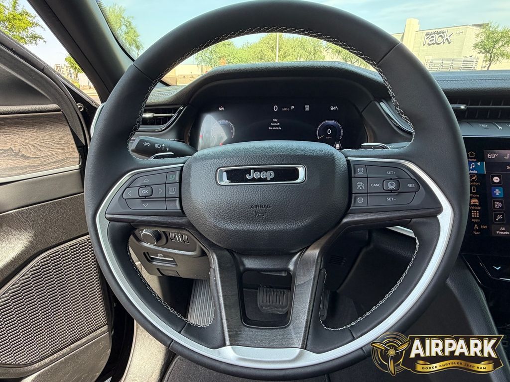 New 2026 Diamond Black Crystal Pearlcoat Jeep Laredo image 19