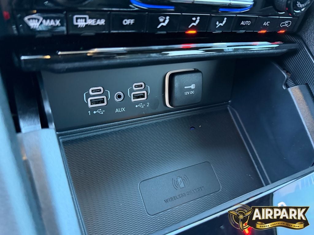 New 2025 Diamond Black Crystal Pearlcoat Jeep Laredo image 22