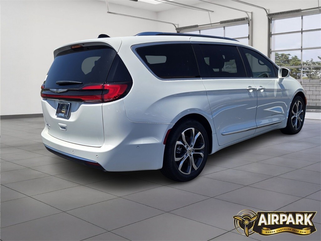 2024 Chrysler Pacifica Pinnacle photo 4