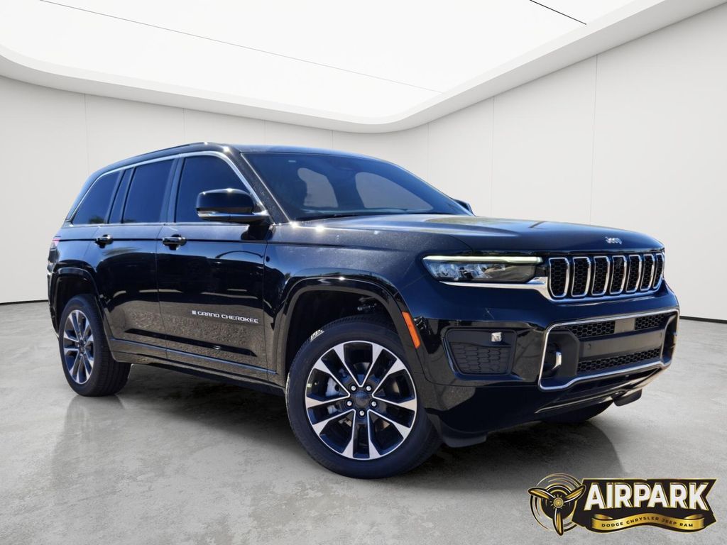 New 2025 Diamond Black Crystal Pearlcoat Jeep Overland image 2