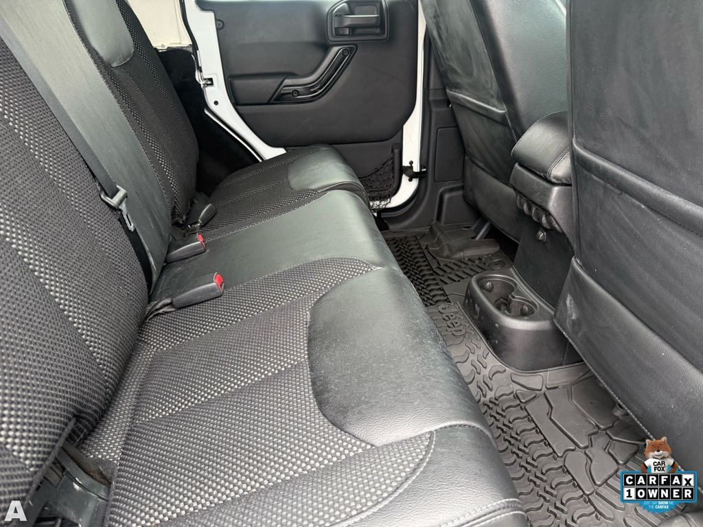 Used 2016 Bright White Clearcoat Jeep Unlimited Sahara image 26