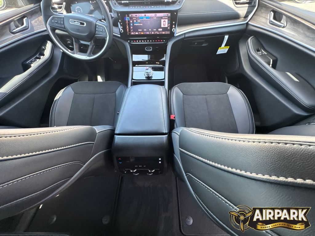 New 2026 Diamond Black Crystal Pearlcoat Jeep Laredo image 13