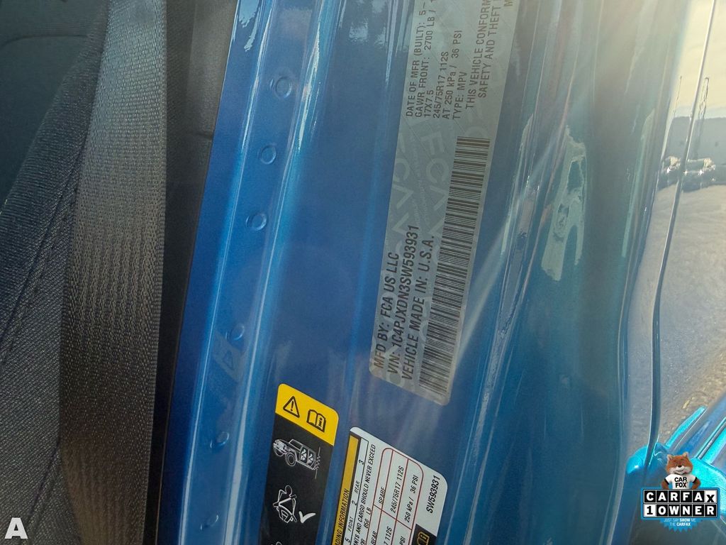 Used 2025 Hydro Blue Pearl Coat Jeep Sport S image 31