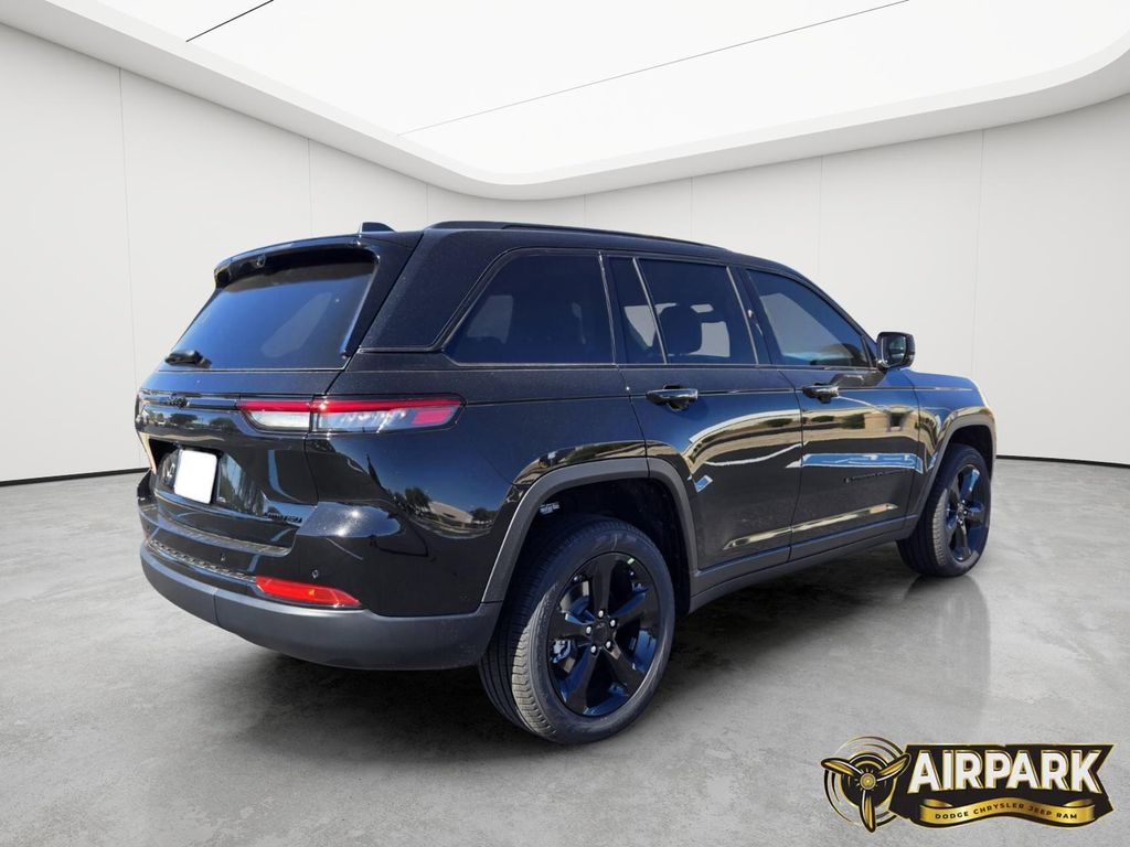 New 2025 Diamond Black Crystal Pearlcoat Jeep Limited image 24