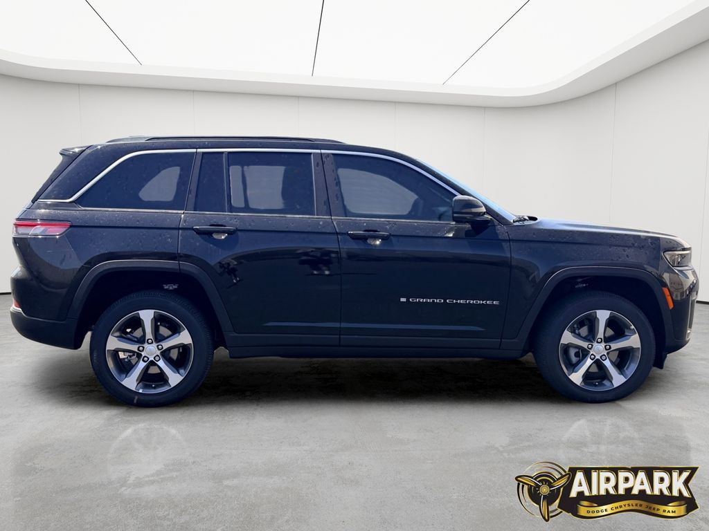 New 2026 Diamond Black Crystal Pearlcoat Jeep Limited image 2