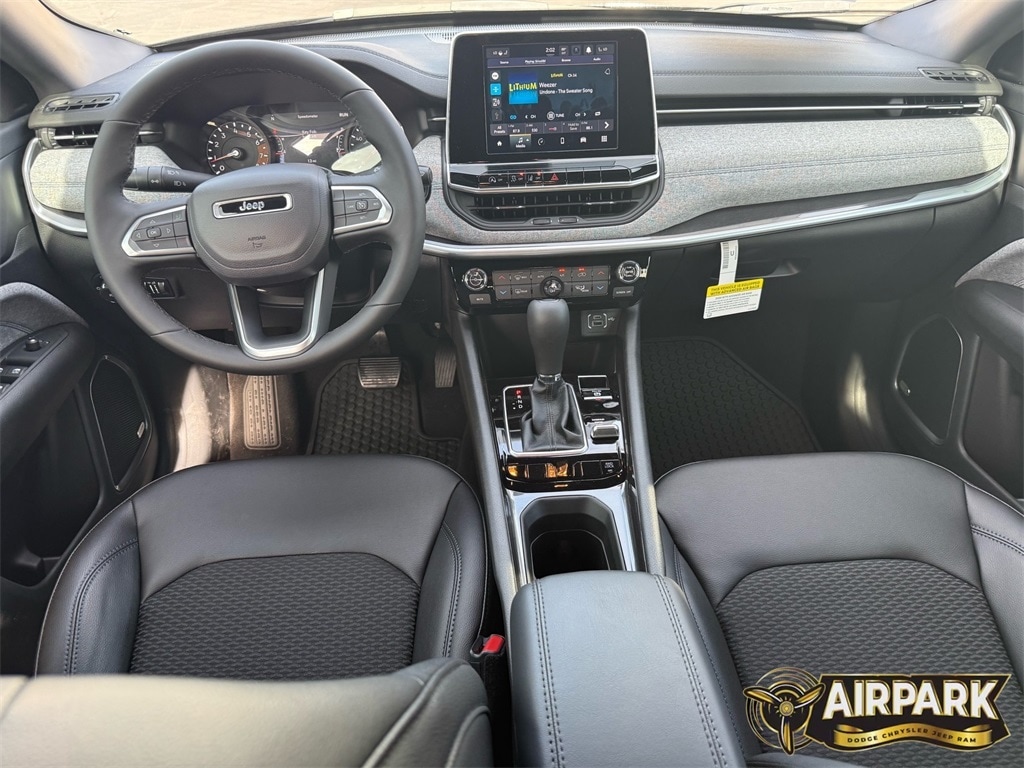 New 2026 Diamond Black Crystal Pearlcoat Jeep Latitude image 22