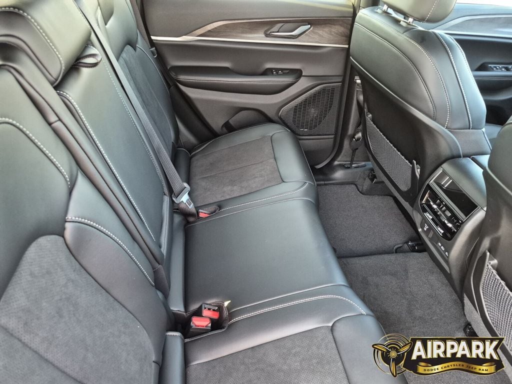 New 2026 Diamond Black Crystal Pearlcoat Jeep Laredo image 22