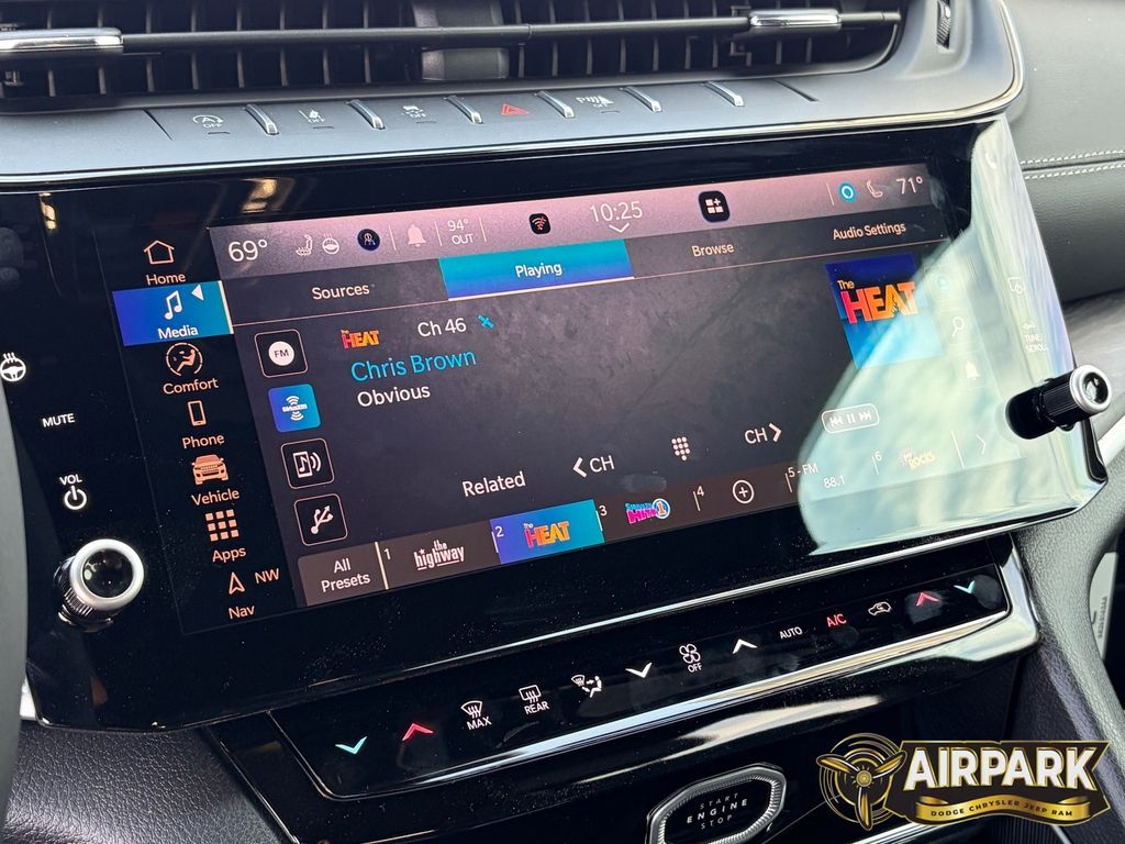 New 2026 Diamond Black Crystal Pearlcoat Jeep Laredo image 23