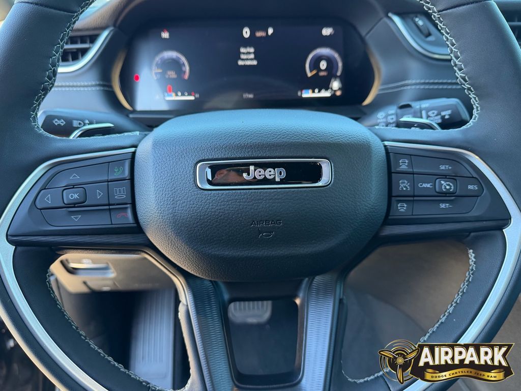 New 2025 Diamond Black Crystal Pearlcoat Jeep Laredo image 24