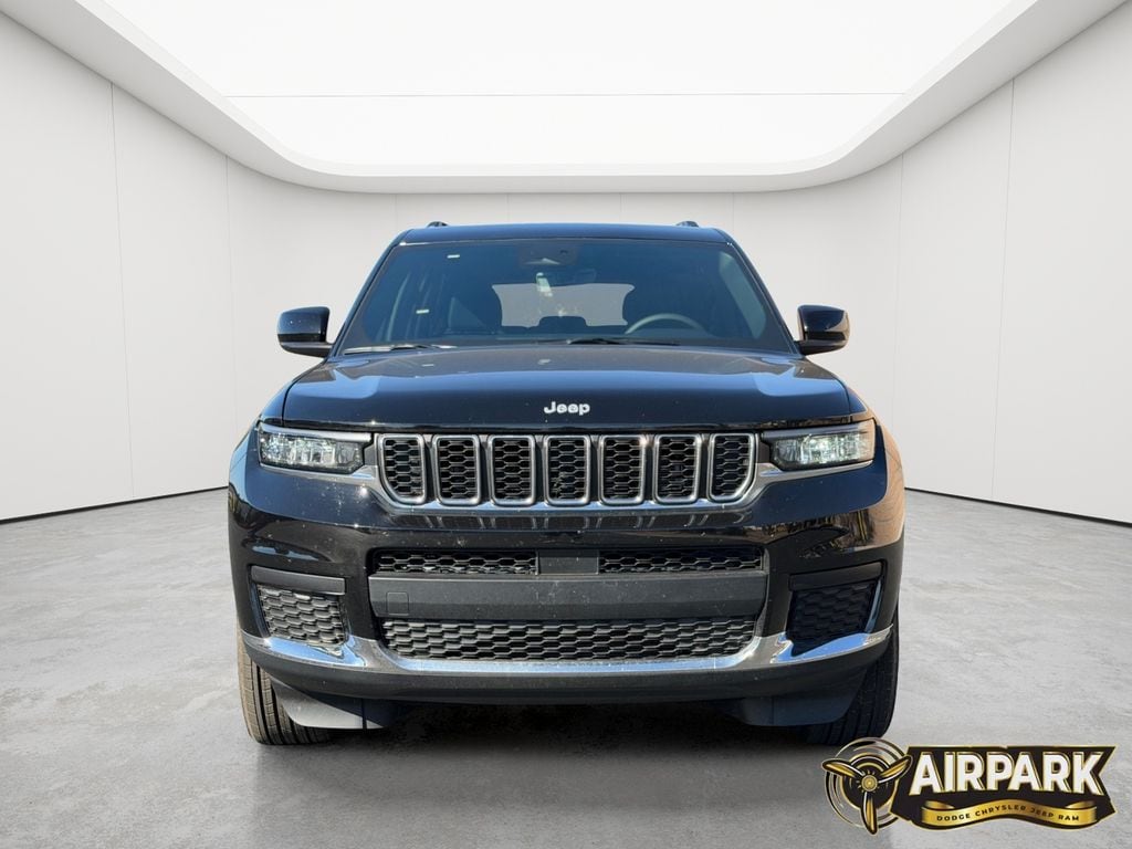 New 2025 Diamond Black Crystal Pearlcoat Jeep Laredo image 5