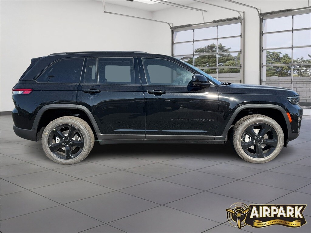 2025 Jeep Grand Cherokee Limited photo 3