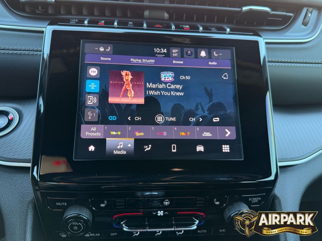 New 2025 Diamond Black Crystal Pearlcoat Jeep Laredo image 19