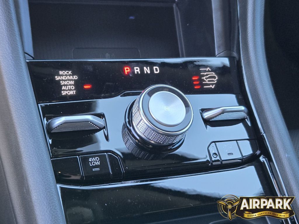 New 2025 Diamond Black Crystal Pearlcoat Jeep Overland image 20