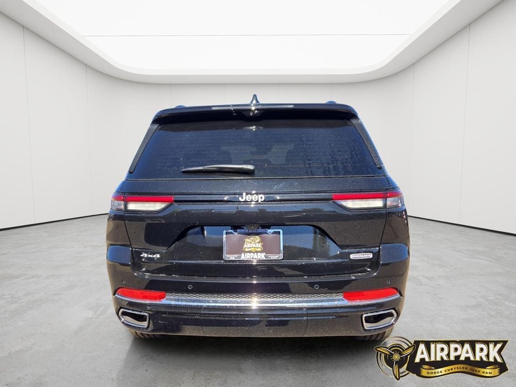 New 2025 Diamond Black Crystal Pearlcoat Jeep Overland image 5