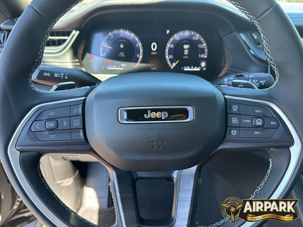 New 2026 Diamond Black Crystal Pearlcoat Jeep Laredo image 20