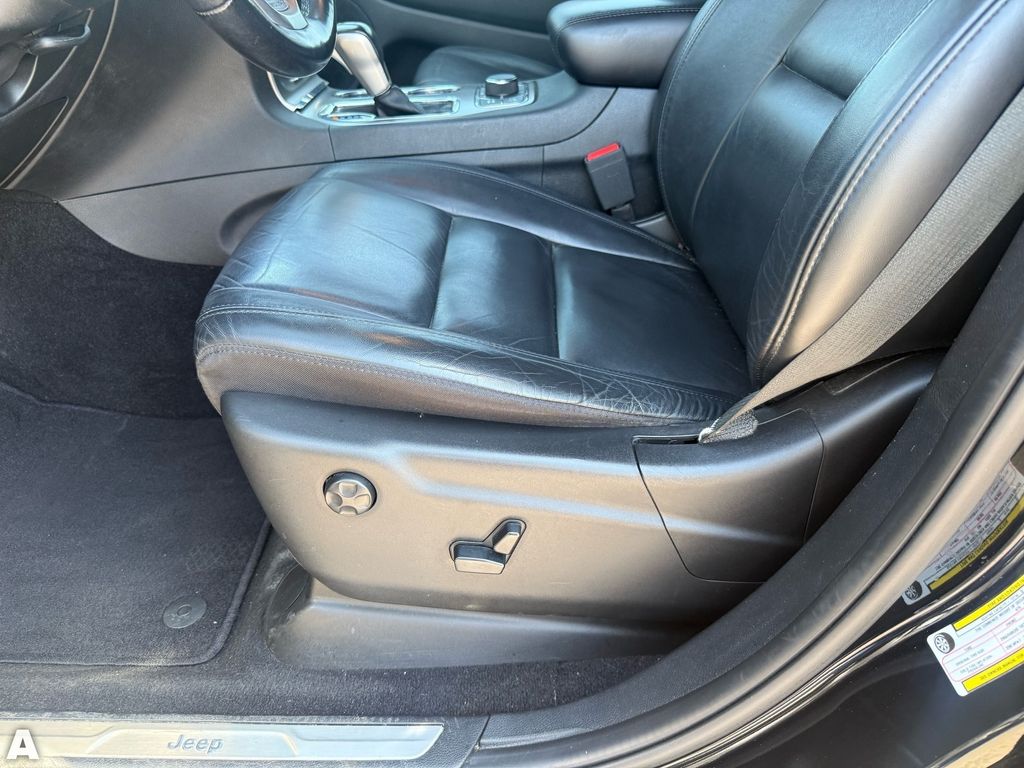 Used 2020 Diamond Black Crystal Pearlcoat Jeep Limited image 13